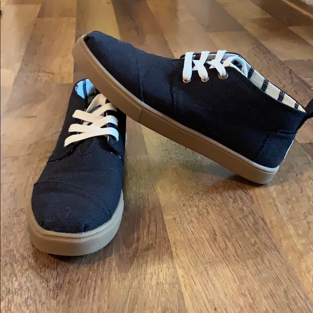 Black Toms tennis shoes. Size 6.5